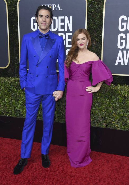 Sacha Baron Cohen e Isla Fisher tomados de las manos durante los globos de oro 2020