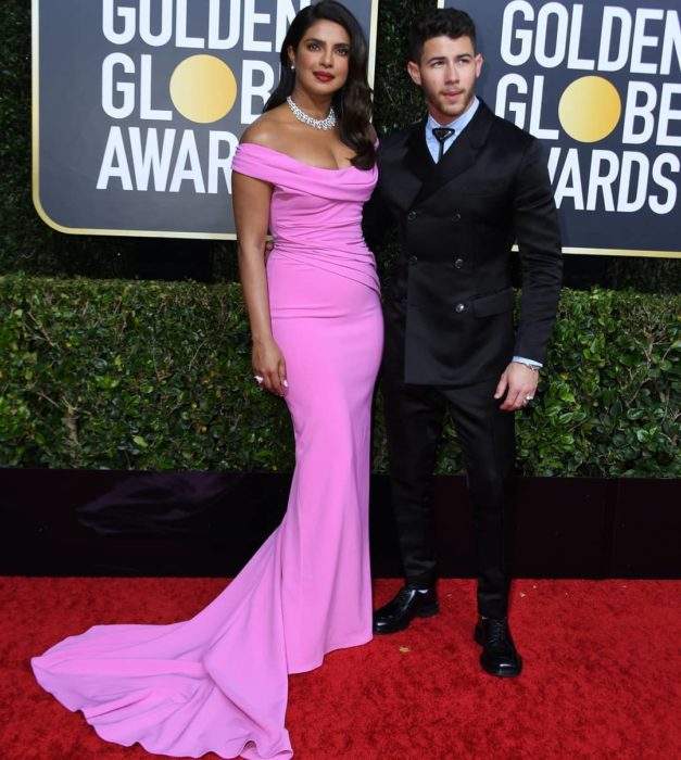 Priyanka Chopra y Nick Jonas abrazados durante los Globos de ORO 2020