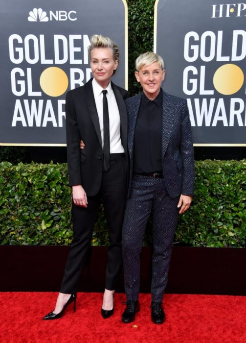 Ellen DeGeneres y Portia de Rossiabrazadas en la alfombra roja de los Globos de Oro 2020