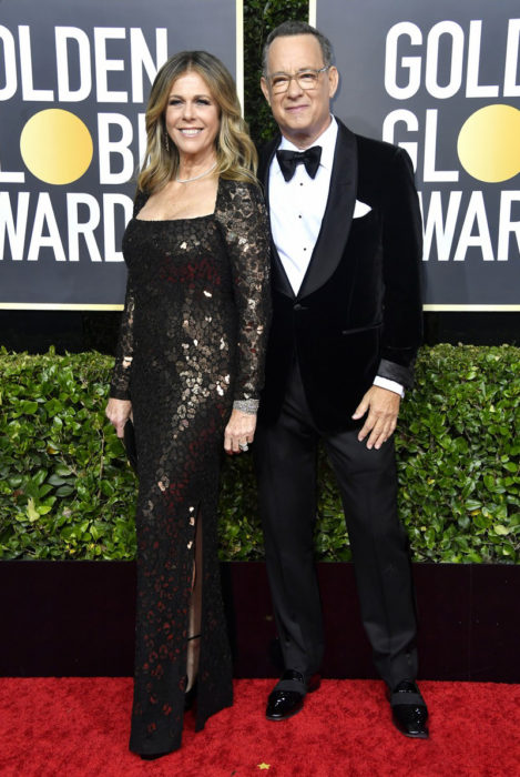 Tom Hanks y Rita Wilson abrazados en los Globos de Oro 20202