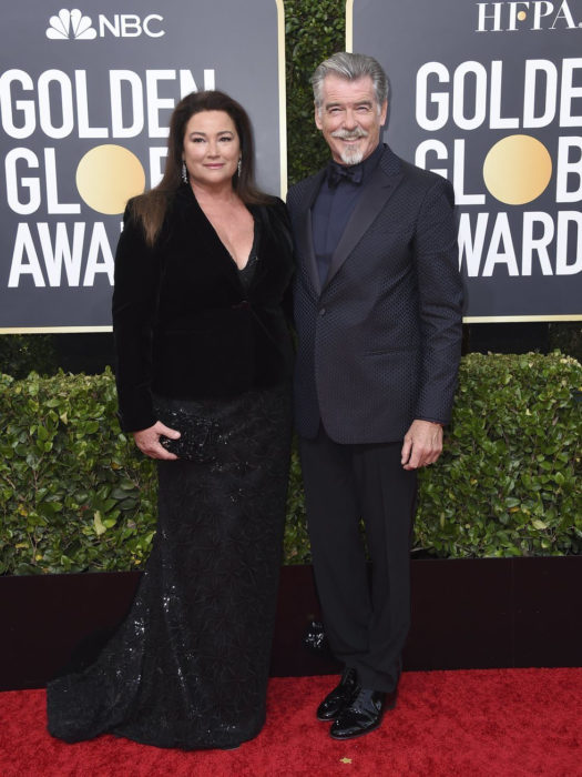 Pierce Brosnan y Keely Shaye abrazados durante los globos de oro 2020