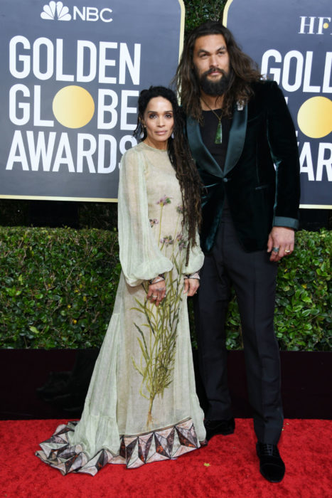 Jason Momoa y Lisa Bonet tomados de las manos en la alfombra roja de los Globos de Oro 2020 