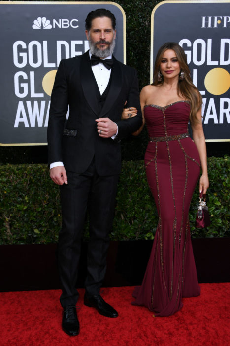 Sofia Vergara y Joe Manganiello tomados de las manos durante los Globos de oro 2020