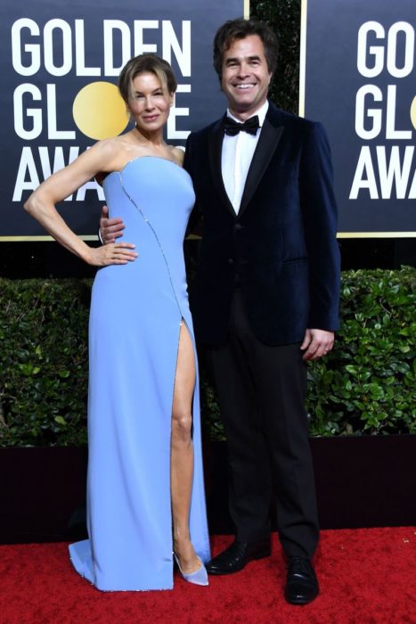 Renee Zellweger y Doyle Bramhall II abrazados en la alfombra roja de los globos de oro 2020