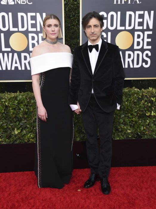 Greta Gerwig y Noah Baumbach tomados de las manos durante los Globos de Oro 2020