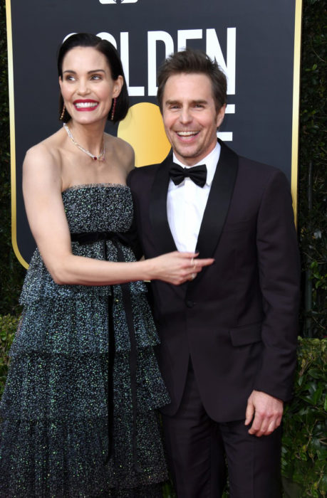 Sam Rockwell y Leslie Bibb abrazados en los globos de oro 2020