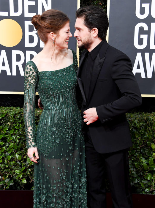 Kit Harington y Rose Leslie mirandose fijamente en la alfombra roja de los Globos de oro 2020 