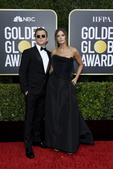 Taron Egerton y Emily Thomas abrazados durante los globos de oro 2020