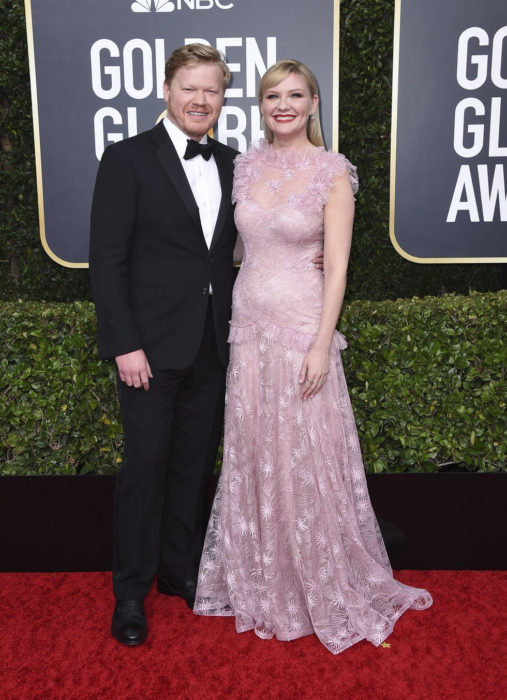 Kirsten Dunst y Jesse Plemons abrazados durante la alfombra roja de los Globos de Oro 2020 