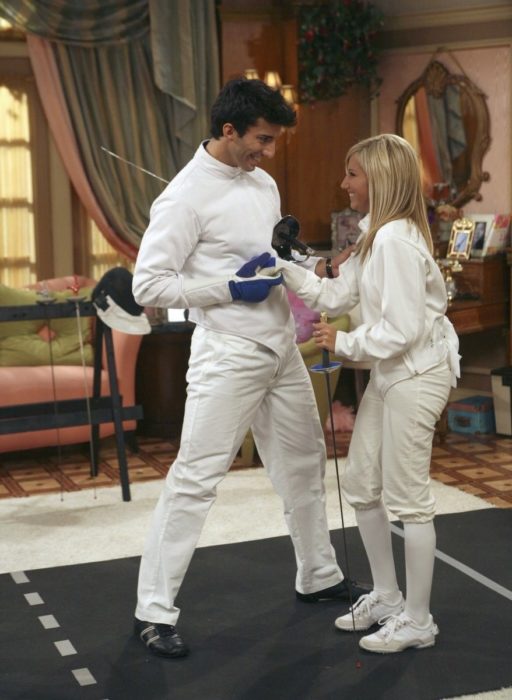 Justin Baldoni Fue un instructor de esgrima en Zack y Cody gemelos en acción.