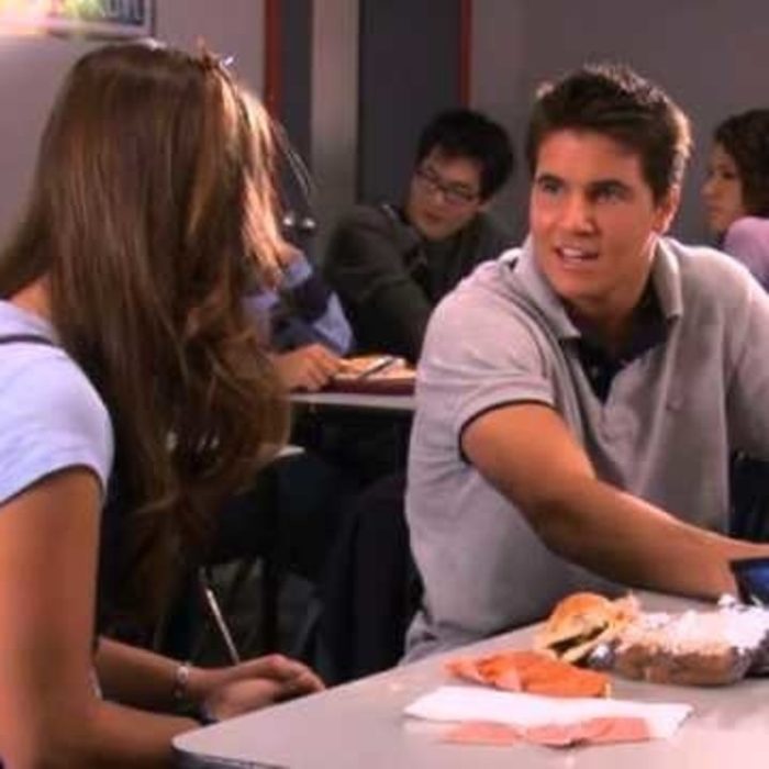 Robbie Amell Interpretó a Max, el novio de Casey en Mi vida con Derek.