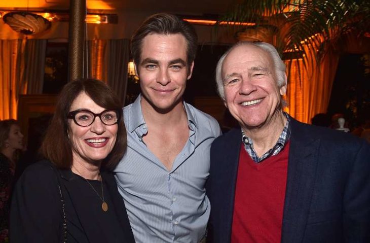 Chris Pine junto a sus padres Gwynne Gilford y Robert Pine