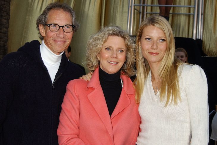 Gwyneth Paltrow junto a sus padres Blythe Danner y Bruce Paltrow.