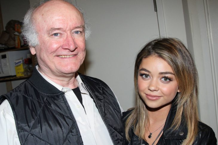 Sarah Hyland abrazando a su padre James Hydan