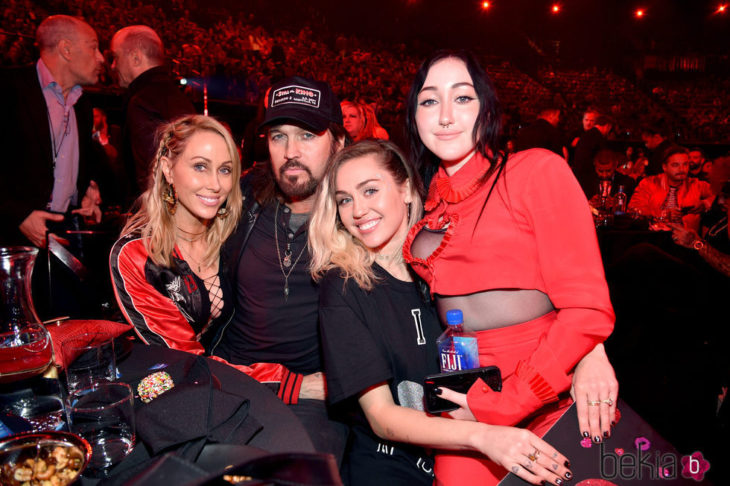 Noah y Miley Cyrus junto a su padre Billy Ray Cyrus