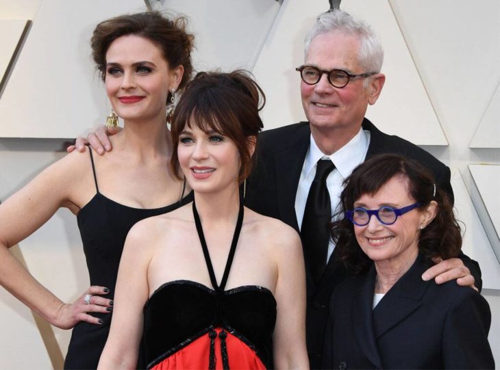 Zooey Deschanel con su padre Caleb DEschanel en la alfombra roja de El rey león