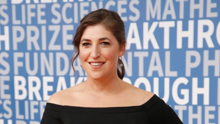 Mayim Bialik  sonriendo ligeramente en una alfombra roja de The Big Bang Theory 