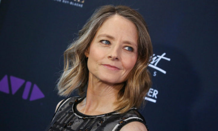 Jodie Foster en una alfombra roja sonriendo