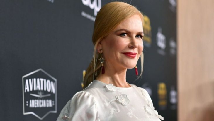 Nicole Kidman posando en una alfombra roja