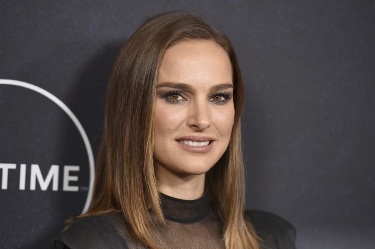 Natalie Portman sonriendo enuna alfombra del evento Time