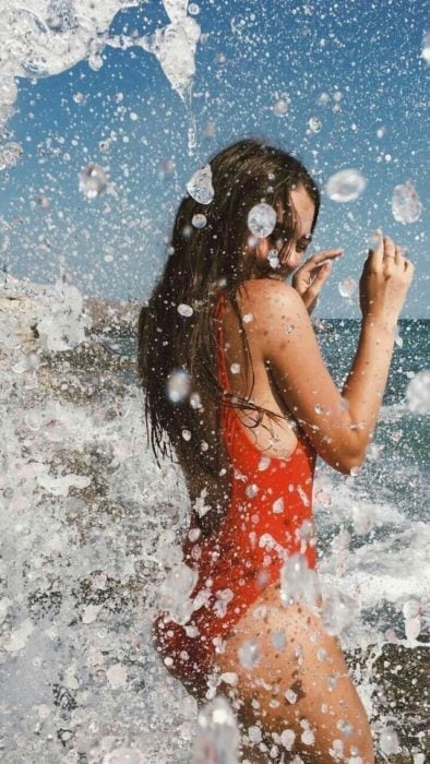 Chica feliz disfrutando del mar y la playa