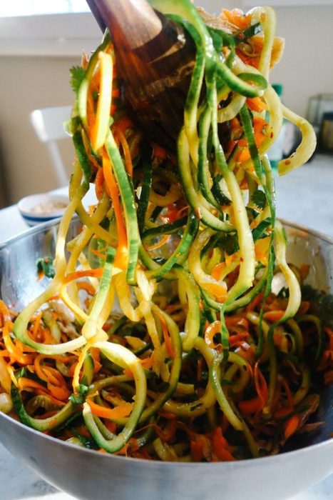 Plato de fetuchinni de calabaza con zanahoria y otras verduras