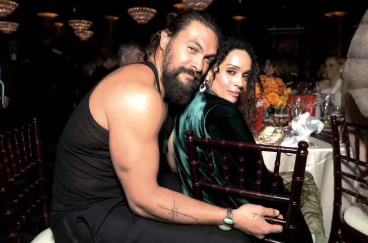 Los mejores momentos de los Golden Globes 2020; Jason Momoa con camiseta de tirantes le prestó su saco a su esposa Lisa Bonet