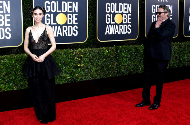 Los mejores momentos de los Golden Globes 2020; Joaquín Phoenix mirando enamorado a Rooney Mara en la alfombra roja