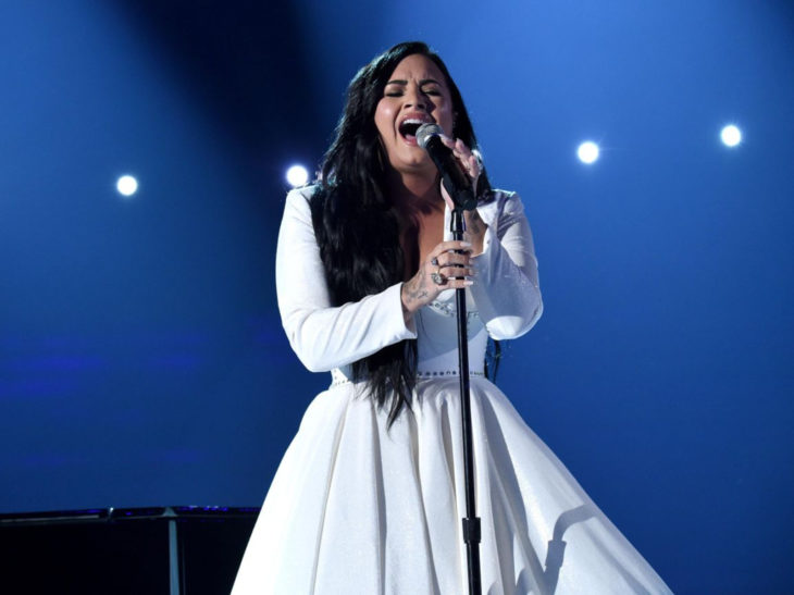 Mejores momentos de los Grammy 2020; Demi Lovato canta Anyone con vestido blanco