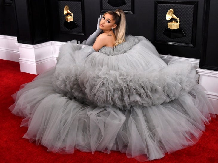 Mejores momentos de los Grammy 2020; Ariana Grande con vestido dramático gris de princesa 