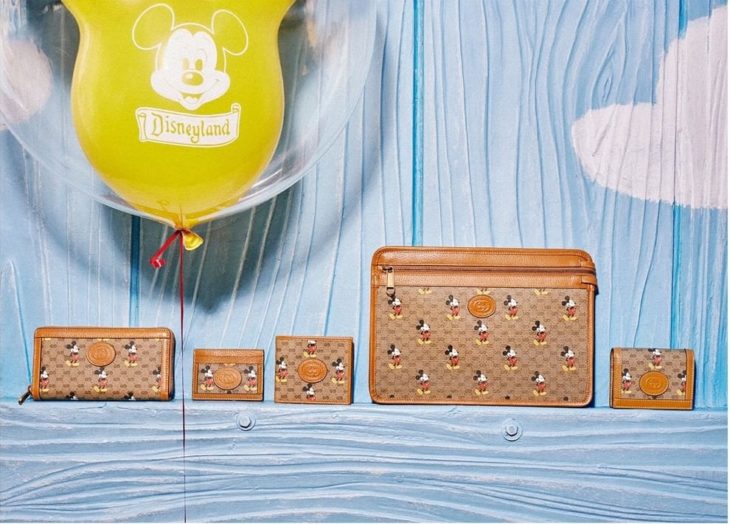  colección de bolsos en café de Gucci x Mickey Mouse
