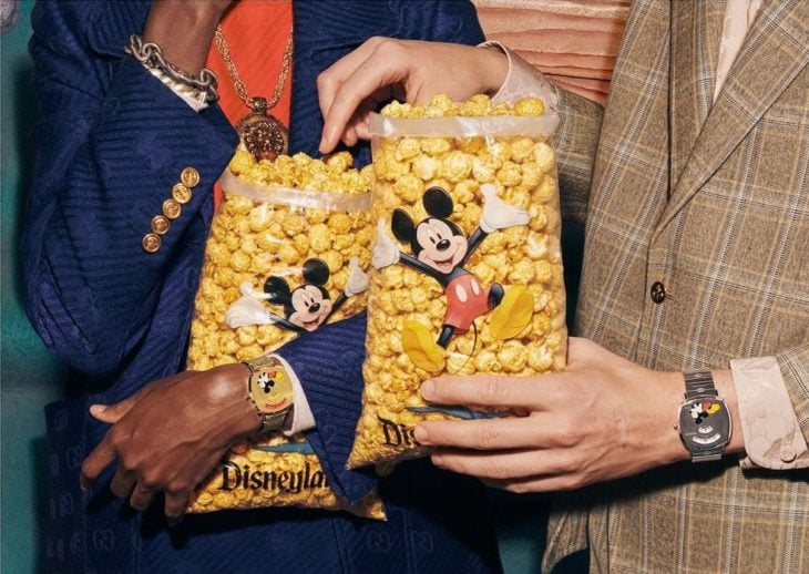 Chicos usando relojes de mano, modelando para la colección Gucci x Mickey Mouse