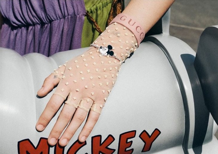 Chica con un guante transparente, modelando para la colección Gucci x Mickey Mouse