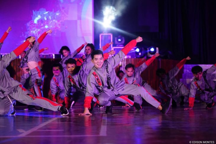 Chicos bailando mientras están en un teatro