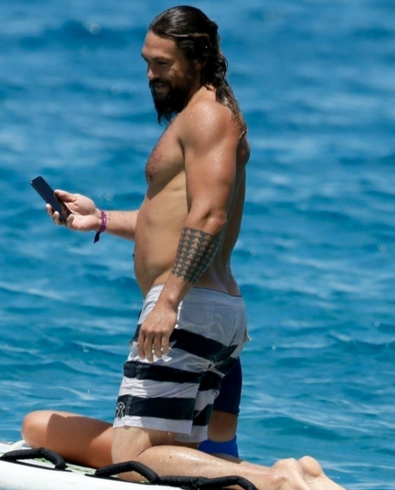 Mujeres prefieren a hombres con barba, tatuados y con panza; Jason Momoa surfeando