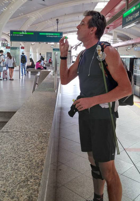 Chico haciendo burbujas en una estación de tren 