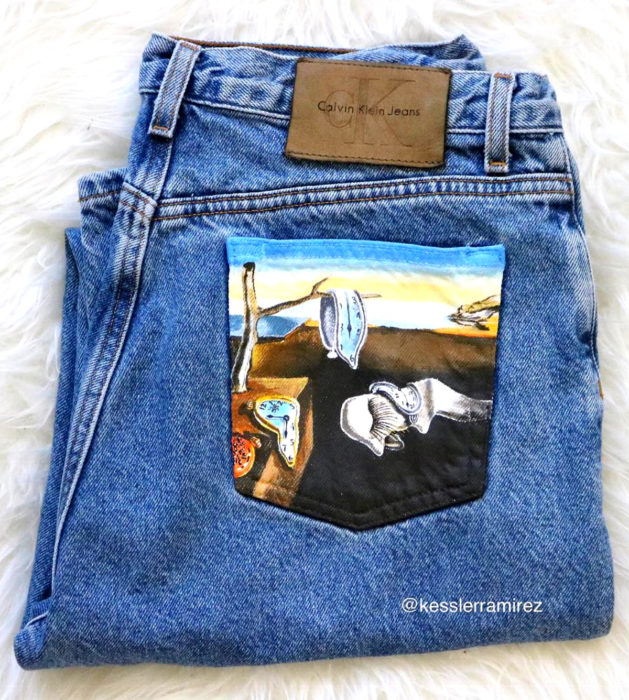 Jeans pintados con obras de arte por Kessler Ramirez; La persistencia de la memoria, Salvador Dalí