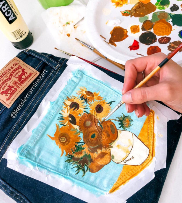 Jeans pintados con obras de arte por Kessler Ramirez; Girasoles, Vincent Van Gogh