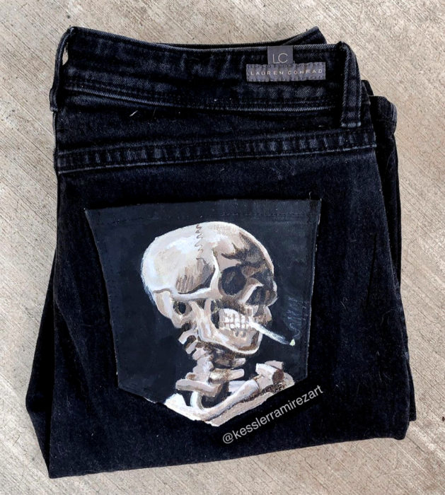 Jeans pintados con obras de arte por Kessler Ramirez; Cabeza de esqueleto con cigarro, Vincent Van Gogh