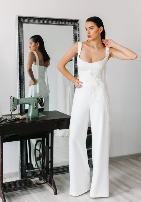 Chica usando un jumpsuit de color blanco 