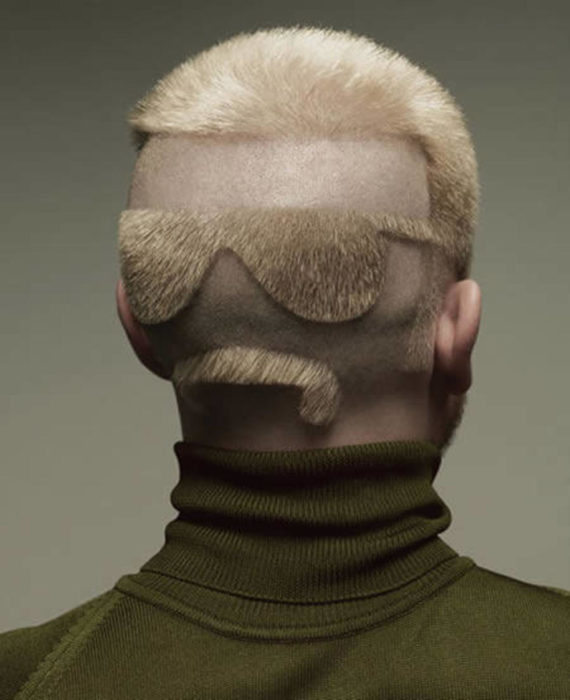 Hombr econ corte de cabello en forma de lentes y bigote en la nuca