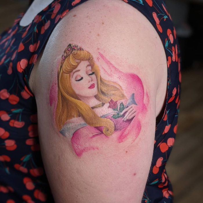 Tatuaje en brazo inspirado en Aurora, Bella Durmiente, Disney