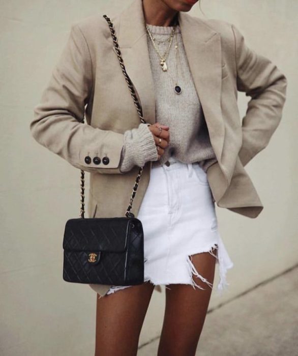 Chica con blazer beige amplio y falda blanca