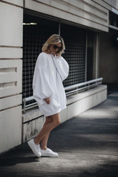 Chica con sudadera en blanco amplia como vestido