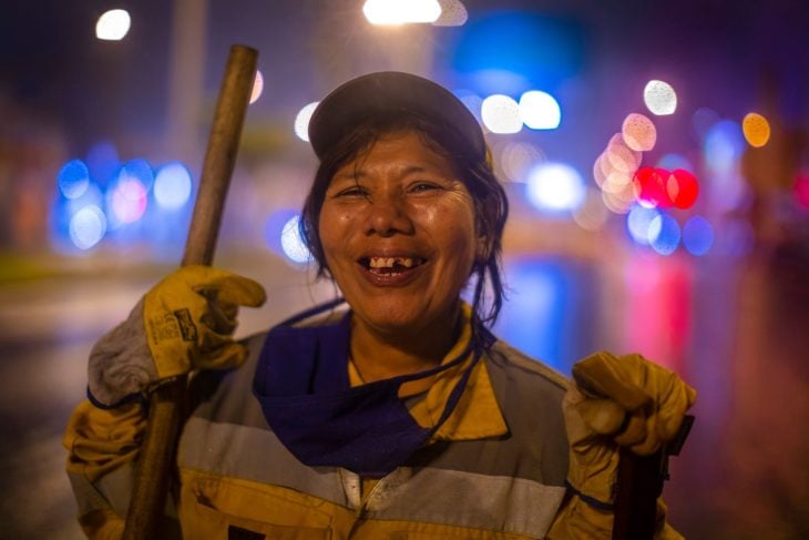 Mujer peruana barre calles de madrugada para que su hija vaya a la universidad