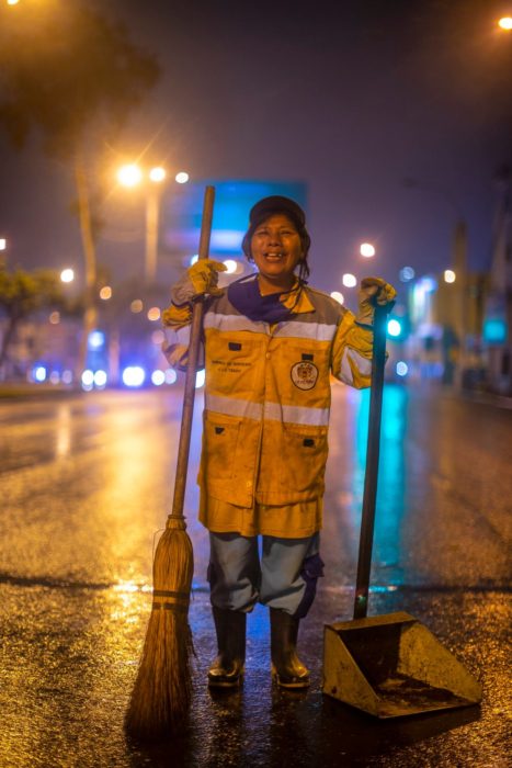 Mujer peruana barre calles de madrugada para que su hija vaya a la universidad