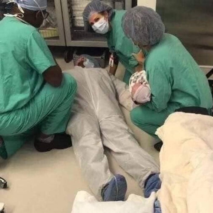 Hombre se desmaya cuando su mujer da a luz