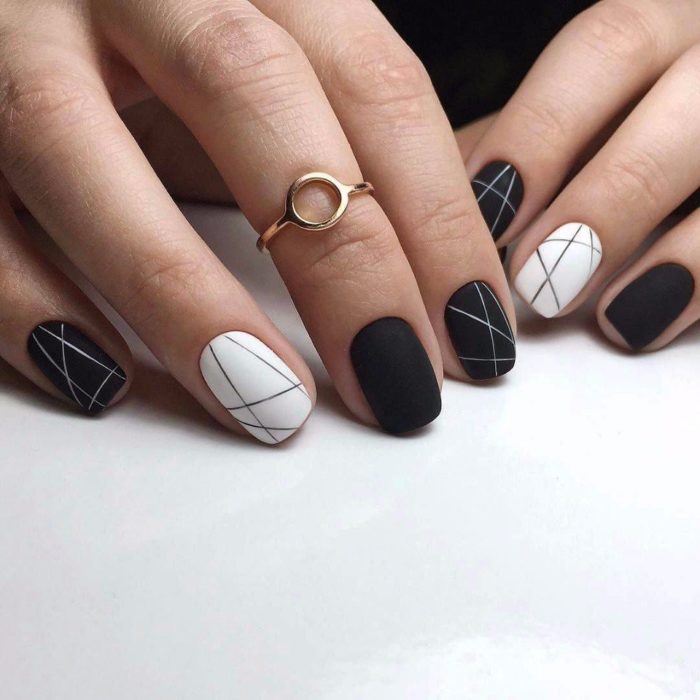 Manicura B&W con detalles de lineas en efecto mate