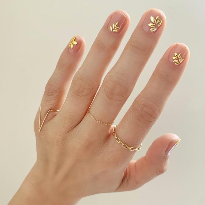 Manicura natural con incrustaciones en tono dorado