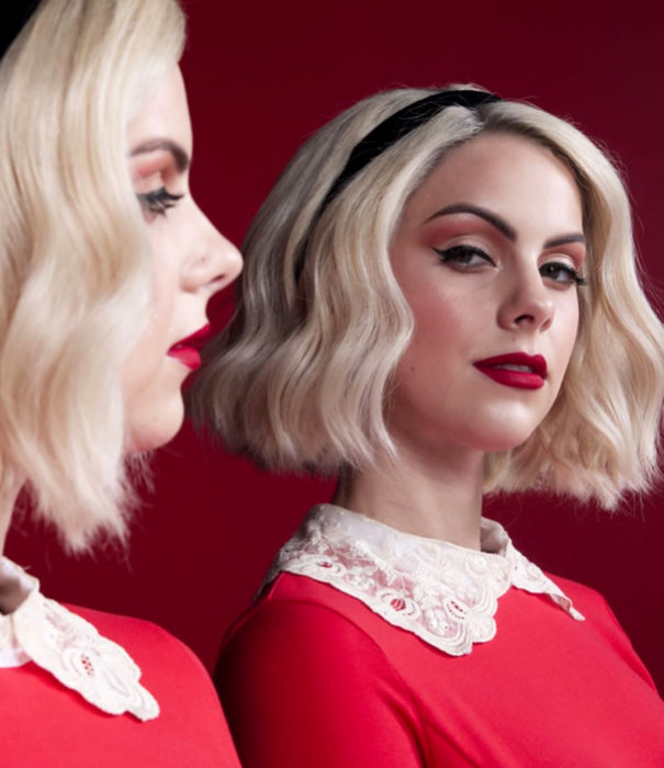 NYX saca una línea de maquillaje inspirada en El Mundo Oculto de Sabrina; mujer disfrazada de Sabrina Spellman